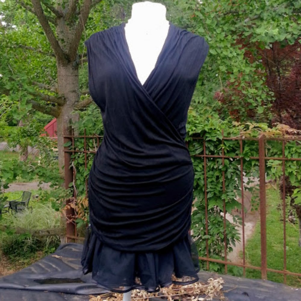 PattyBoutik V Neck Ruched Side sleeveless Top